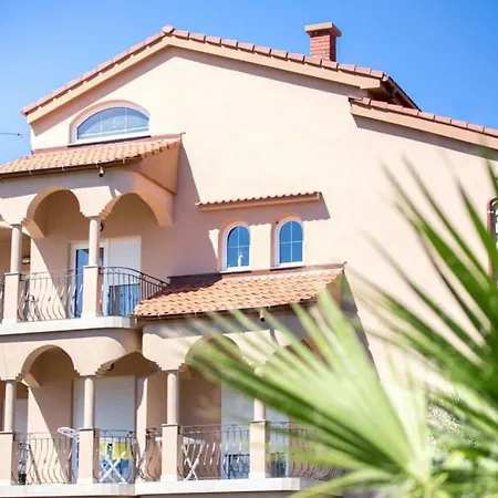 In With Balcony, Air Condition, Wifi Apartment