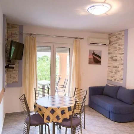 In With Balcony, Air Condition, Wifi Apartment *