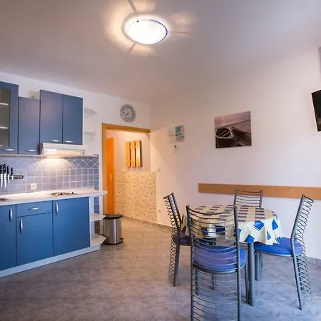 In With Balcony, Air Condition, Wifi Apartment *